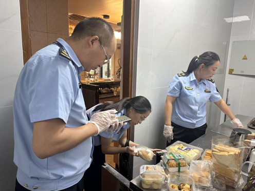 丹桂飄香迎雙節(jié)，食安守護(hù)正當(dāng)時(shí)——騰沖市市場(chǎng)監(jiān)督管理局強(qiáng)化餐飲管理